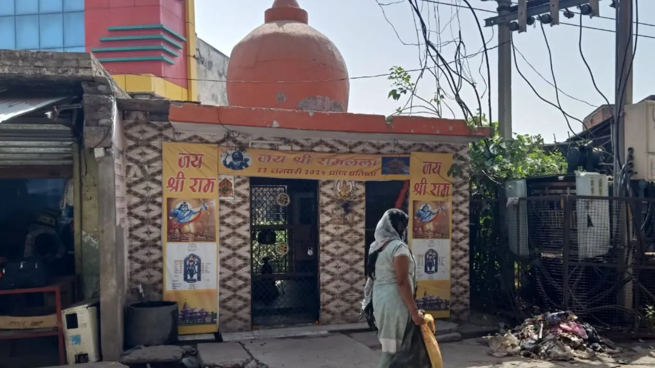 Auraiya Fire: कूड़े के ढेर में लगी आग, धुएं से सांस लेना हुआ दुश्वार