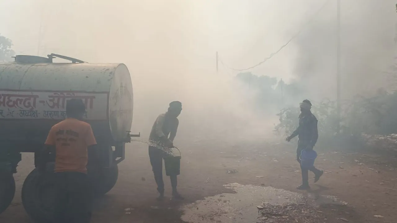 Auraiya Fire: तालाब में सूखी झाड़ी में लगी आग...दमकल कर्मियों ने कड़ी मशक्कत कर पाया काबू