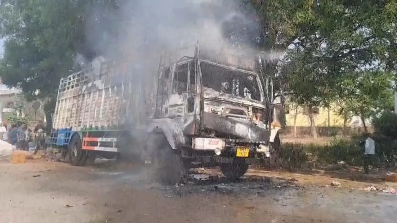 Farrukhabad Fire: कानपुर से किराने व मेडिकल का सामान लेकर आई DCM में लगी आग...दमकल ने पाया काबू