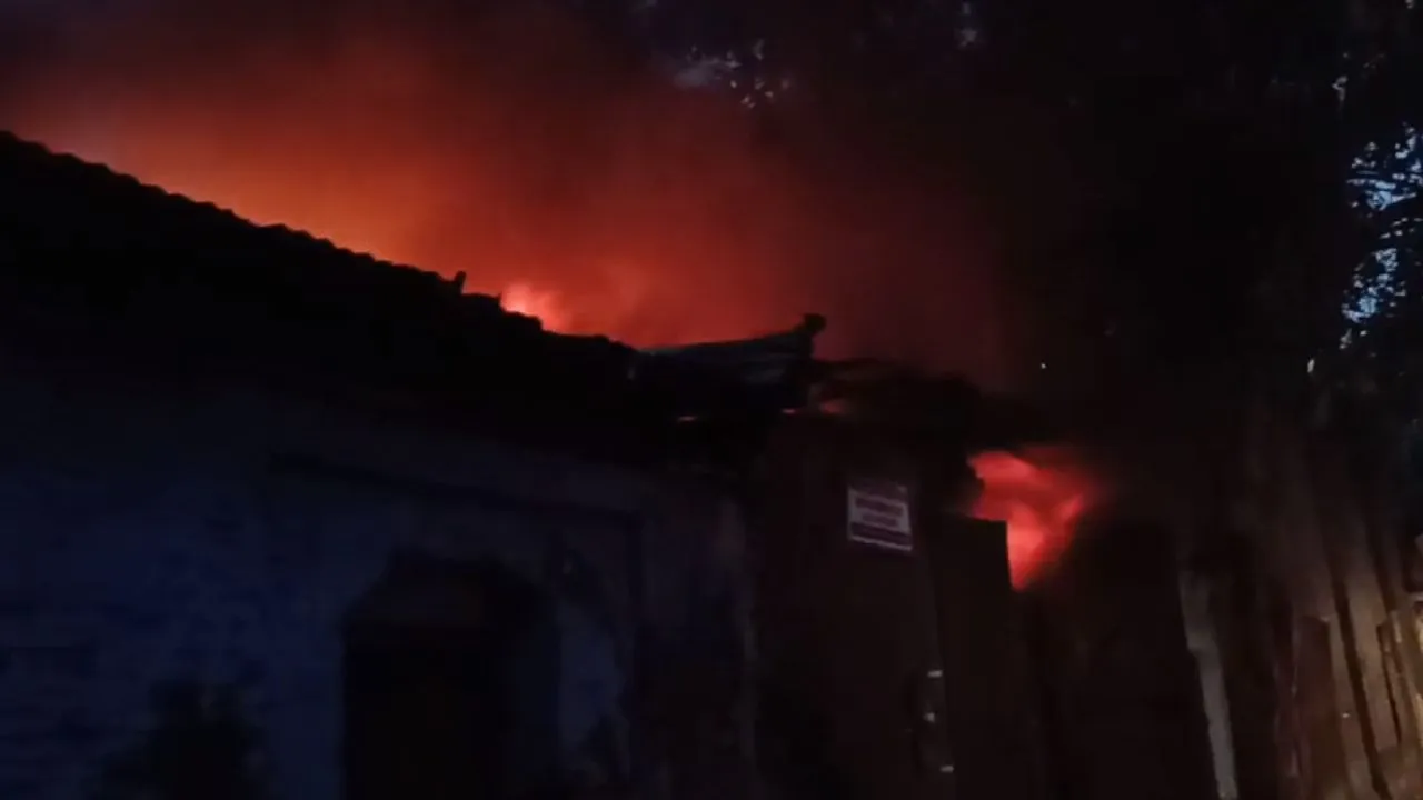 Kanpur Fire: प्लास्टिक के गोदाम में लगी भीषण आग...ऊंची-ऊंची लपटें उठती देख घरों से बाहर निकले लोग