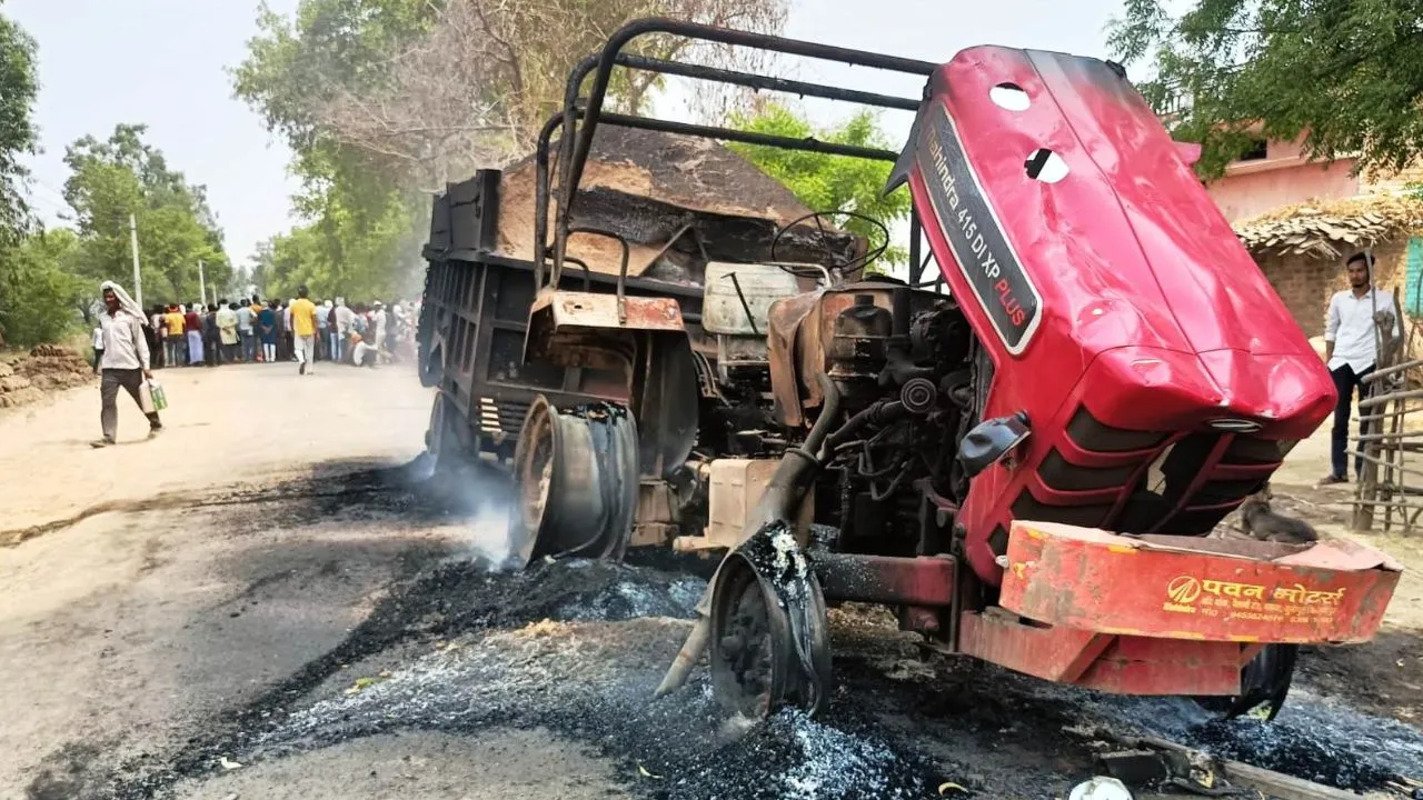 Hamirpur Accident: मौरंग लदे ट्रैक्टर ने स्कूटी सवार छात्राओं को मारी टक्कर, एक की मौत...आक्रोशित ग्रामीणाों ने वाहन को किया आग के हवाले