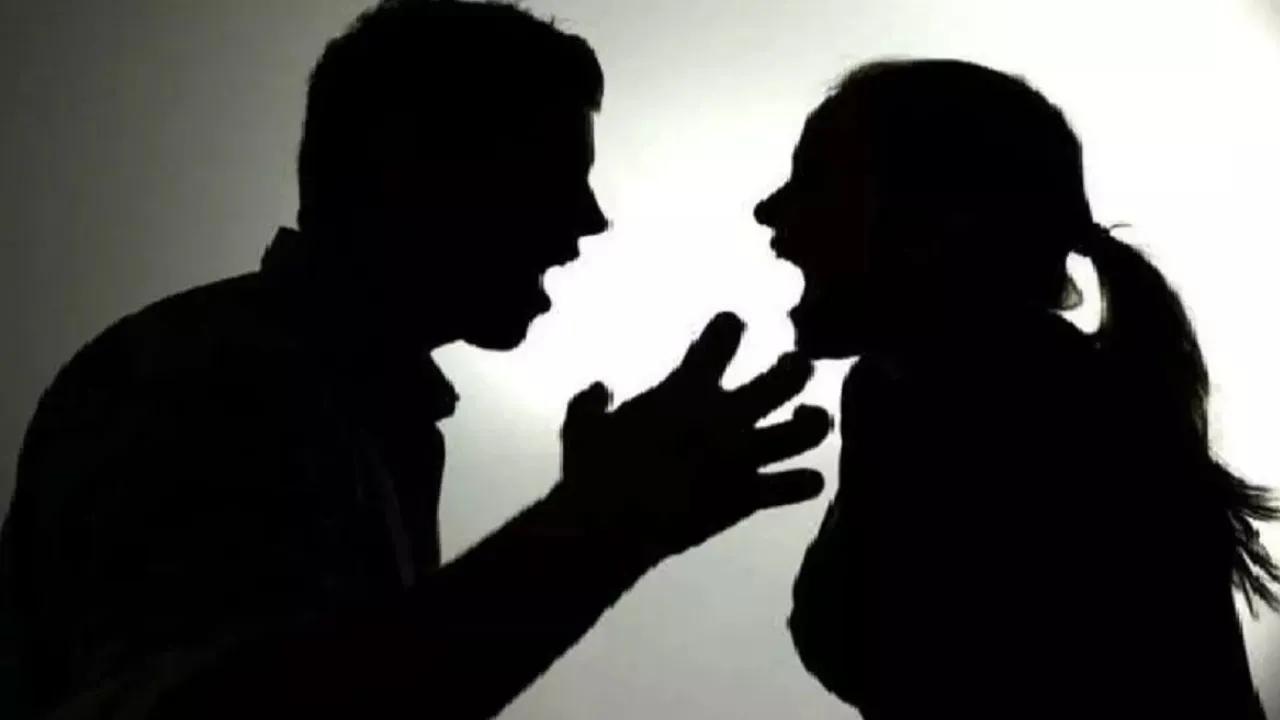 Kanpur: शादी के बाद हनीमून मनाने गए थे बैंकॉक, पति का मोबाइल देखकर पत्नी के उड़े होश...दर्ज कराई रिपोर्ट