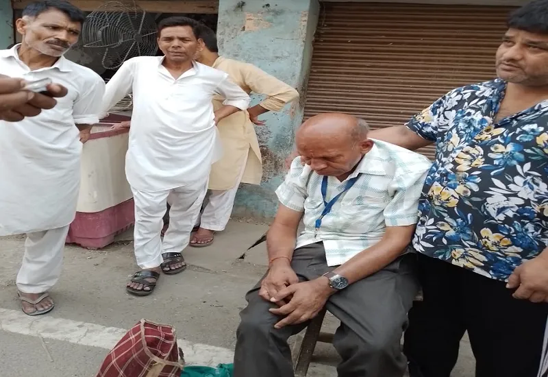 रामपुर: भीषण गर्मी से वकील का मुंशी बेहोश, चलती रिक्शा से गिरा  