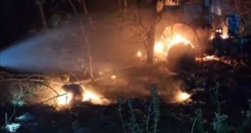 हल्द्वानी: जंगल में गिरा जलता ट्रक, चालक ने कूद कर बचाई जान