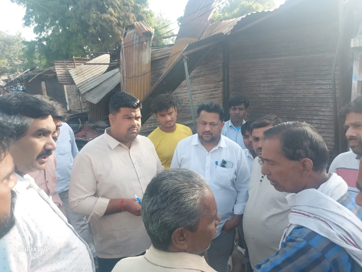 Kanpur Fire: भीषण आग से दर्जन भर दुकानें स्वाहा, लाखों का माल जलकर हुआ राख