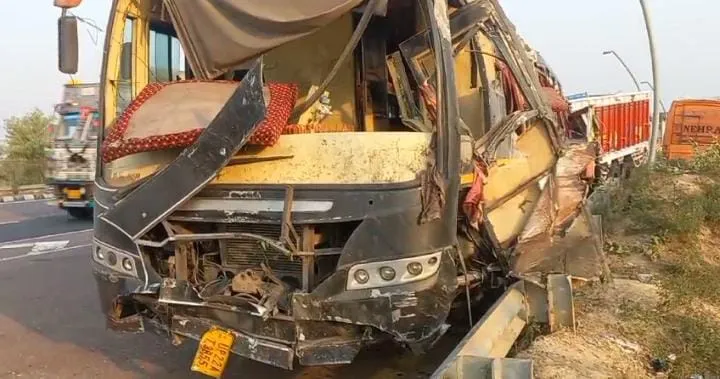 आगरा-लखनऊ एक्सप्रेस-वे पर Kannauj में ट्रक को बचाने में बस डिवाइडर से टकराकर पलटी...दो की मौत, तीस घायल