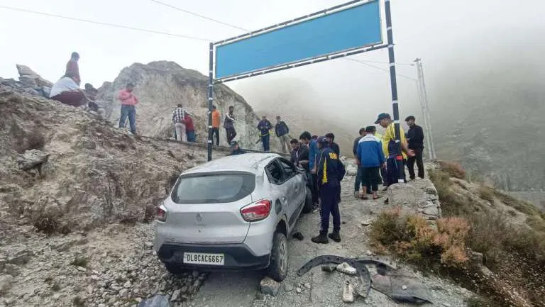 देहरादून: चकराता क्षेत्र में त्रिवेणी मार्ग पर लोखंडी के पास वाहन दुर्घटनाग्रस्त, 4 लोगों की जान बची