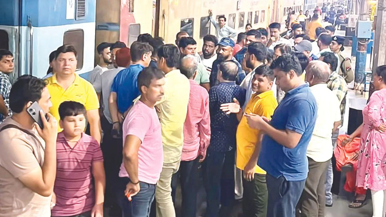Kanpur News: एसी पड़ा ठंडा तो यात्री हुए गर्म...सेंट्रल पर ढाई घंटा रुकी रही ट्रेन, अधिकारियों से जताई नाराजगी