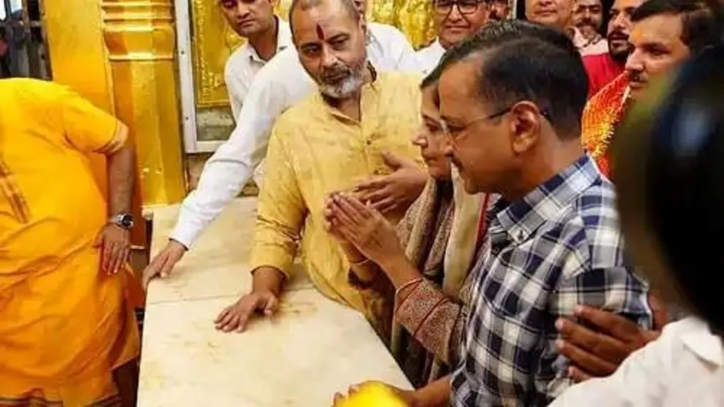 CM केजरीवाल ने पत्नी सुनीता और भगवंत मान के साथ हनुमान मंदिर में की पूजा अर्चना 