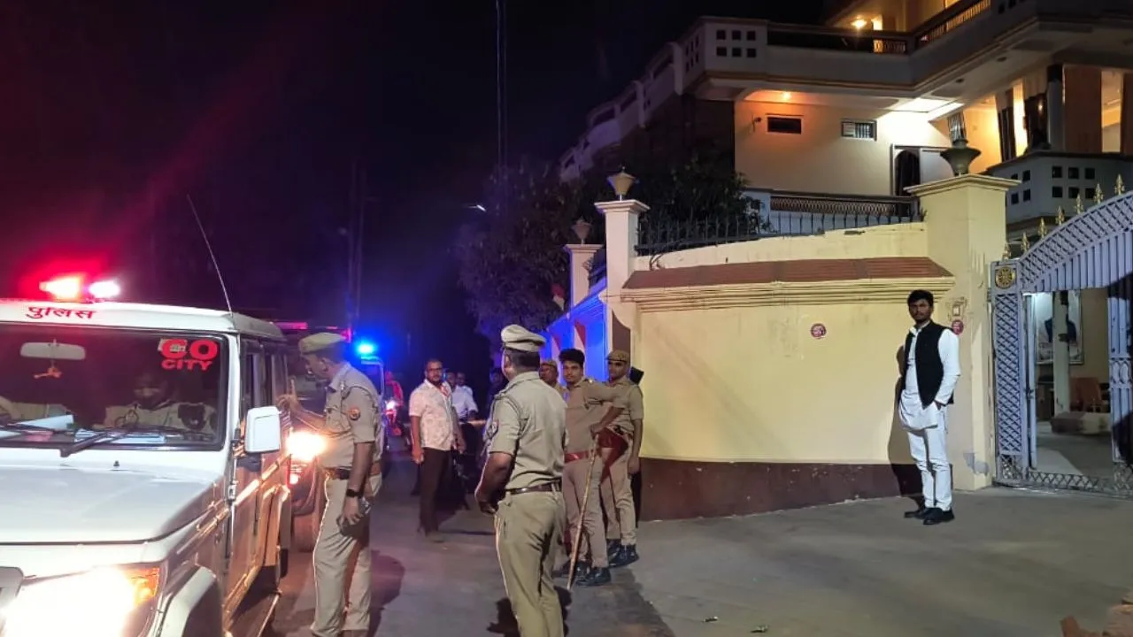 कन्नौज में सपा के पूर्व विधायक स्व. अनिल दोहरे के घर पुलिस का छापा...सपाइयों का आरोप- हार के डर से बौखलाई BJP