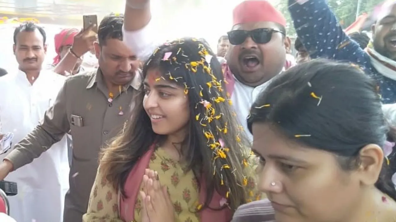 Kannauj: अखिलेश, डिंपल की बेटी अदिति यादव ने पिता के लिए मांगे वोट...जनता ने फूलों से किया स्वागत, जीत का दिया भरोसा