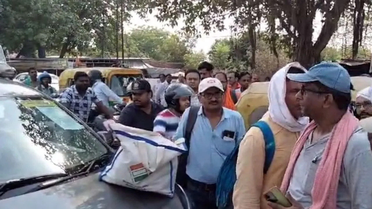 Kanpur: नौबस्ता गल्ला मंडी में मतदानकर्मियों ने सड़क जाम की, शटल सर्विस फेल, जिला निर्वाचन आयोग के खिलाफ की नारेबाजी