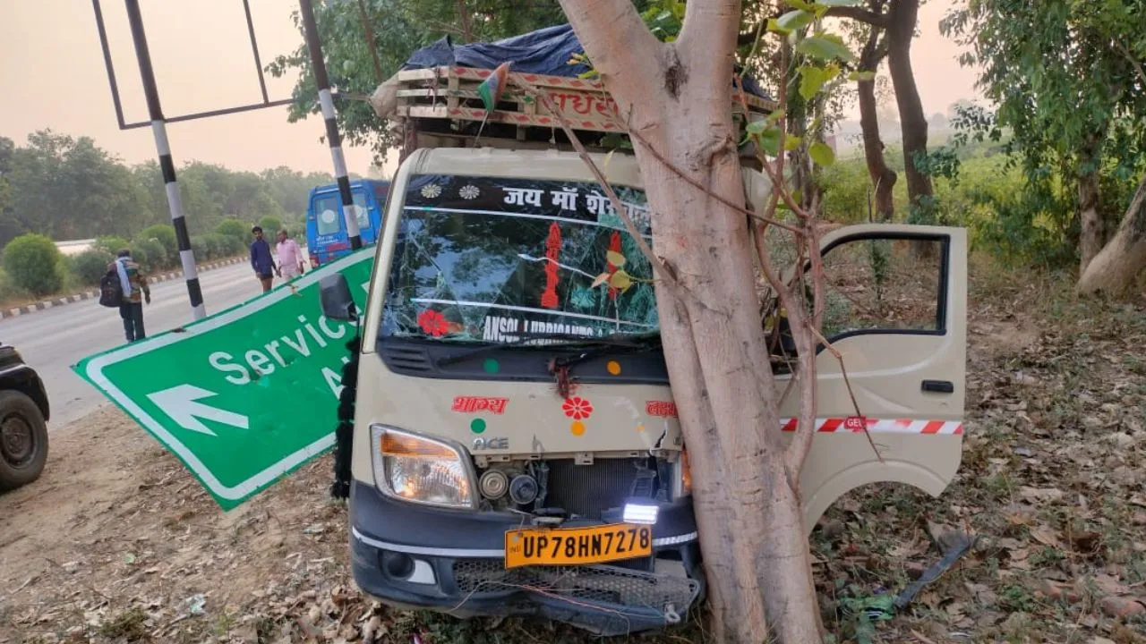 Kanpur Dehat Accident : वाहन की टक्कर से अनियंत्रित लोडर पेड़ से भिड़ा, दो की मौत...हादसे में एक की हालत गंभीर