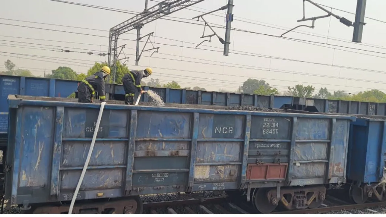 Kanpur Dehat: मालगाड़ी के वैगन से धुआं उठता देख स्टेश मास्टर ने रुकवाई ट्रेन...इतने घंटे तक डीएफसी के अप लाइन का यातायात बाधित