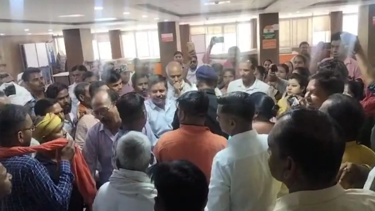 Kanpur News: KDA में भाजपा पार्षद के साथ लोगों ने धरना प्रदर्शन कर किया हंगामा...केडीए वीसी मुर्दाबाद के लगाए नारे