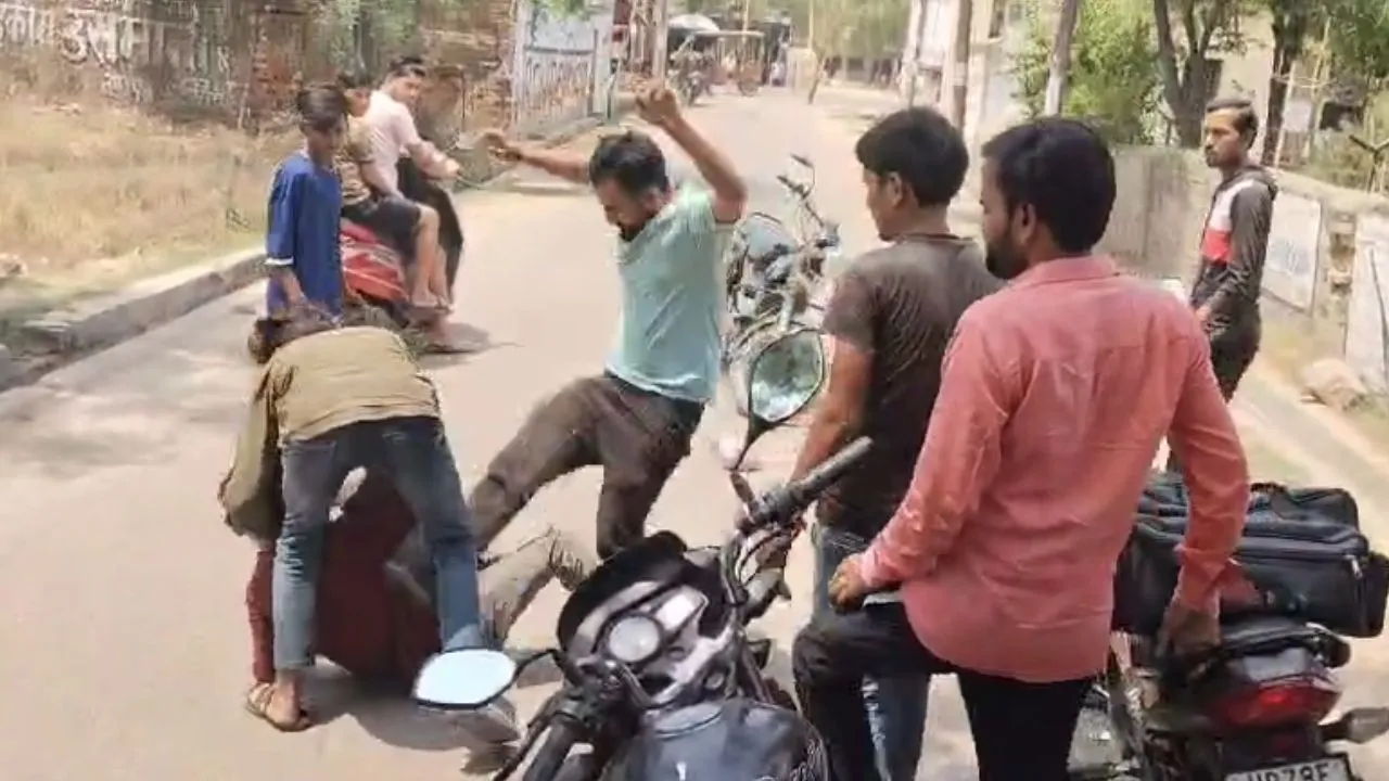 Kanpur News: मामूली कहासुनी के बाद युवक पर दूसरे ने जमकर बरसाए लात-घूसे...लोगों ने बीच-बचाव कर कराया शांत, देखें- VIDEO