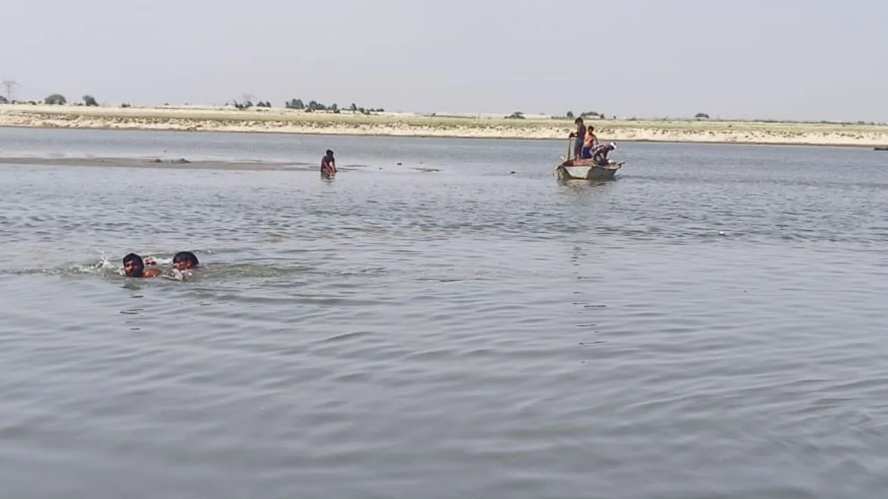 Kanpur News: खेरेश्वर घाट में गंगा नहाने गए तीन किशोर डूबे...एक की मौत, दूसरे को गोताखोरों ने बचाया, तीसरा लापता