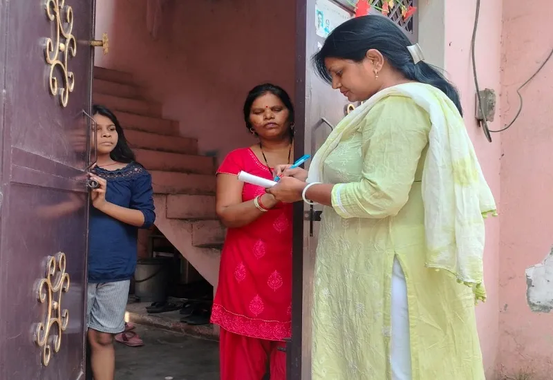 मुरादाबाद : परिषदीय स्कूलों में नामांकन बढ़ाने को घर-घर शिक्षकों ने किया संपर्क