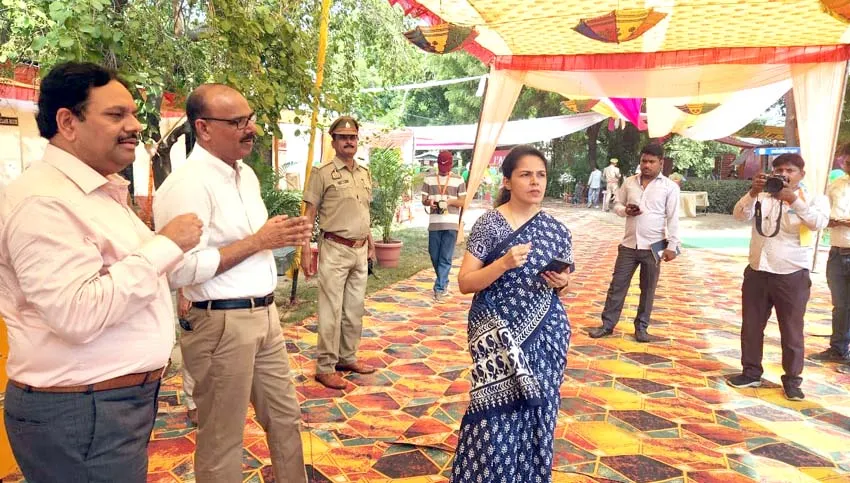  मंडलायुक्त डॉ रोशन जैकब का मतदेय स्थलों का निरीक्षण जारी, रायबरेली के स्कूल में रसोईयों के साथ दिखी इस अंदाज में, दिये जरूरी दिशा निर्देश