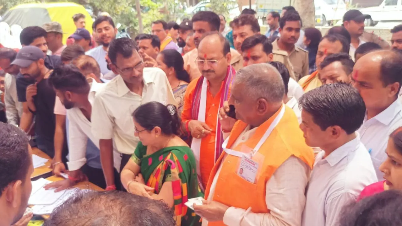 UP Lok Sabha Phase 4 Election: फर्रुखाबाद में मतदान केंद्रों पर मुस्लिम महिलाओं में दिख रहा खासा उत्साह, केंद्रों पर लगी लंबी लाइनें