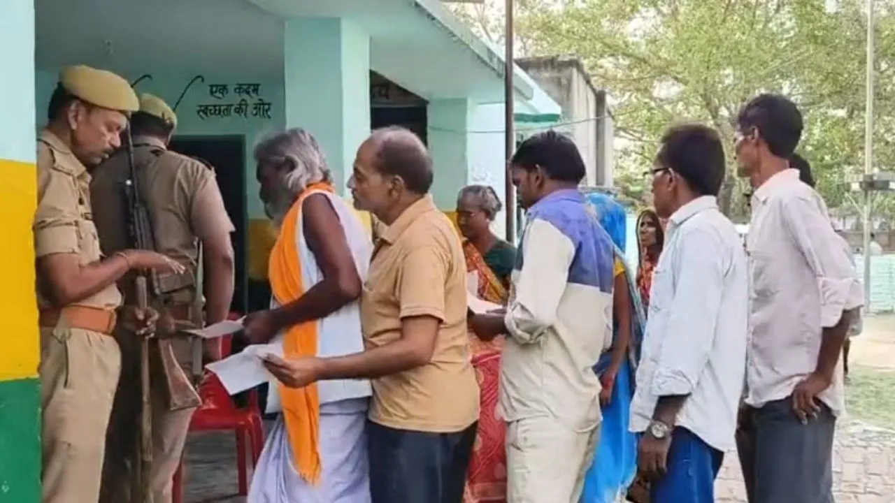 Lok Sabha Election 2024: उन्नाव में युवाओं और बुजुर्गों में मतदान को लेकर जोश, लंबी-लंबी लगी कतारें