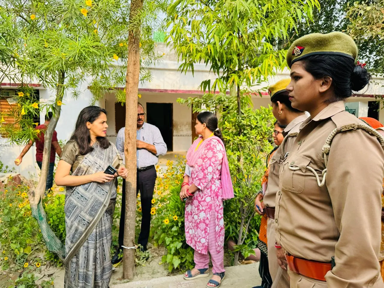 मंडलायुक्त व आईजी ने मतदान केन्द्रों का किया औचक निरीक्षण, अधिकारियों को व्यवस्था दुरुस्त रखने के निर्देश 