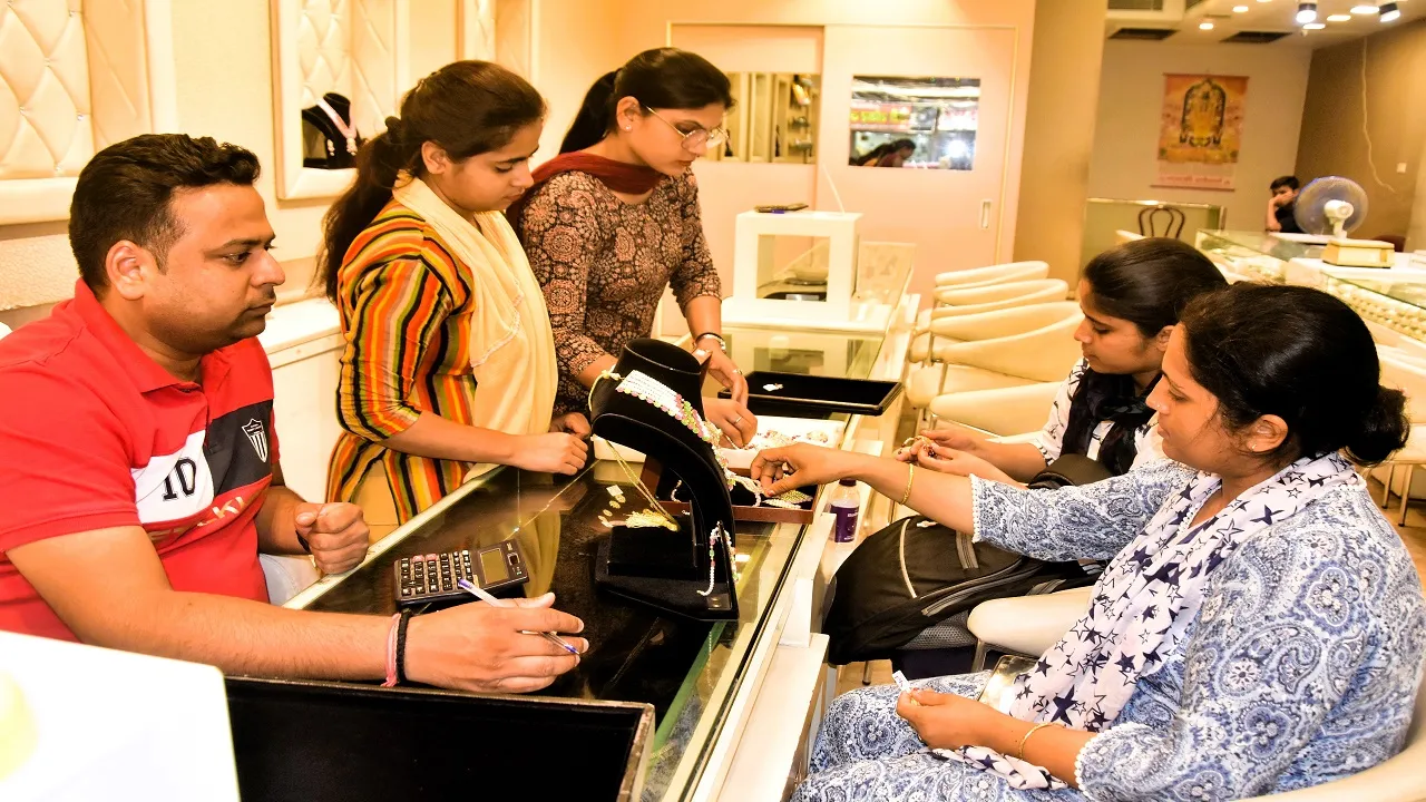 मुरादाबाद : अक्षय तृतीया पर सोने की चमक रह सकती है फीकी, बढ़ते दामों के कारण खरीदारों ने बनाई दूरी