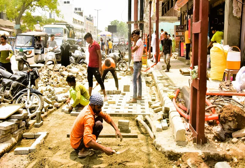 मुरादाबाद : बुध बाजार के सौदर्यीकरण में कार्यदायी संस्था की लापरवाही से व्यापारियों में नाराजगी