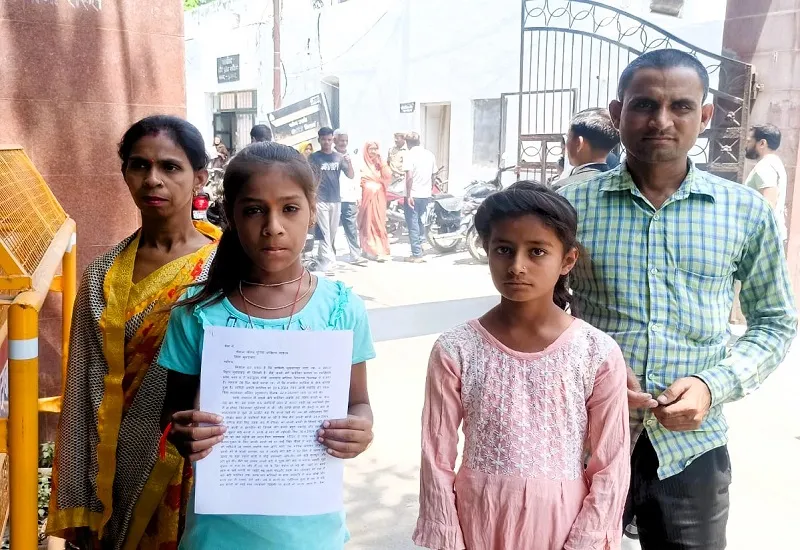 मुरादाबाद : मम्मी हॉस्टल में रात को कोई बाल खींचकर डराता है, मैं वहां अब नहीं पढ़ूंगी...प्रबंधन पर लगाए गंभीर आरोप 