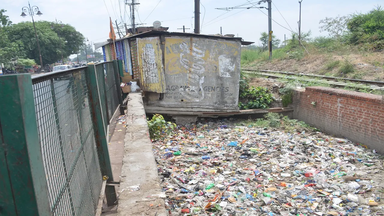 मुरादाबाद : नालों पर अतिक्रमण बनेगा सफाई में अड़चन, बारिश में तालाब बन जाता है महानगर 