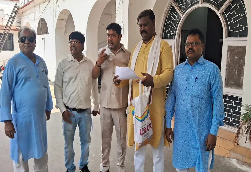 मुरादाबाद : जमीन कब्जा कर हरे पेड़ कटवाने वालों पर कारवाई की मांग