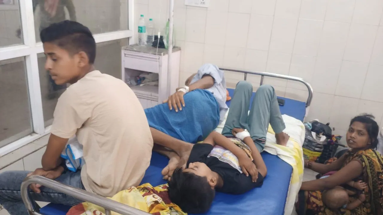 Unnao: बुखार व सांस लेने में तकलीफ से तीन की मौत...जिला अस्पताल में मरीजों की भीड़, एक बेड पर दो का चल रहा इलाज 