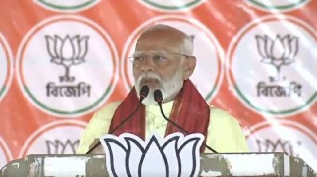 बैरकपुर में रैली में बोले PM मोदी, टीएमसी ने पश्चिम बंगाल में बम बनाने को एक कुटीर उद्योग बना दिया