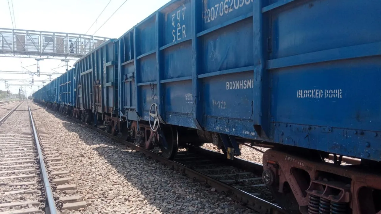 Auraiya News: इटावा से कानपुर सेन्ट्रल जा रही मालगाड़ी के ब्रेक शू जाम, रेलवे स्टेशन पर रोका गया