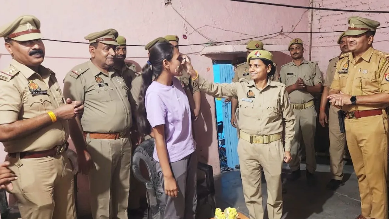 Auraiya: पुलिस ने छात्रा के जन्मदिन को केक काटकर बनाया स्पेशल...लोग कहते नजर आ रहे, क्या ऐसा भी कर सकती है UP Police