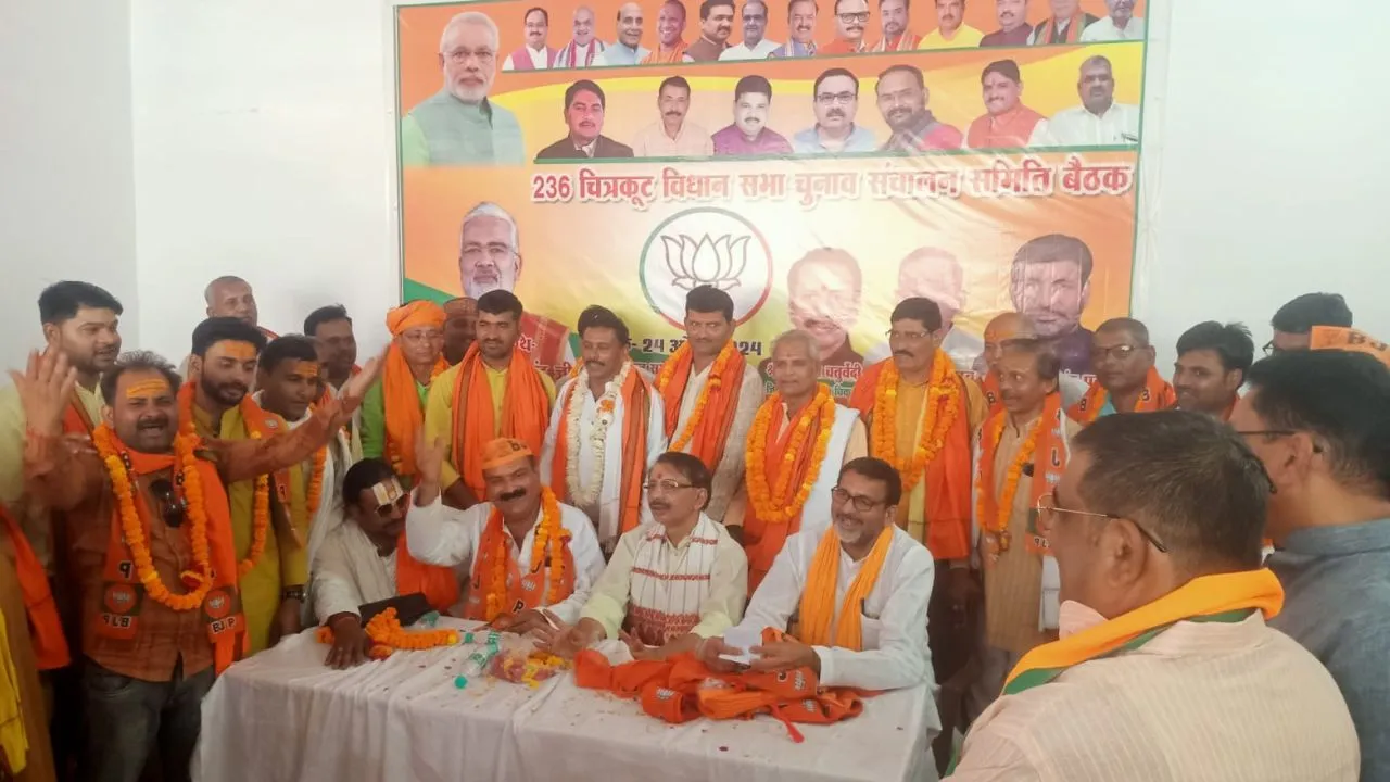 Chitrakoot में BJP में आने की खुशी में गजब बोले गए नेताजी, अड़ोसी पड़ोसी की चिंता... न करें, सुनकर हंस पड़े लोग