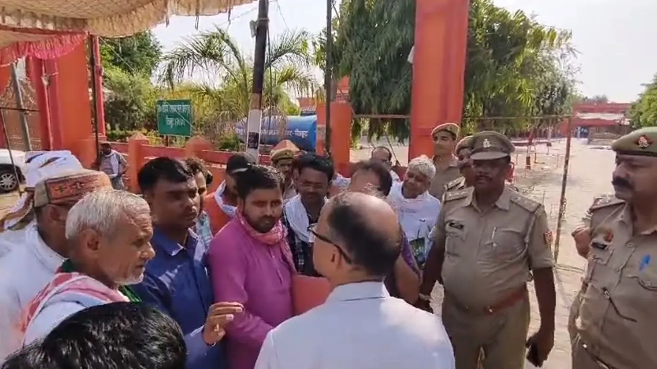 Chitrakoot: क्यों भड़के रामायण मेला परिसर गेट पर बैठे विपक्षी नेता, एसपी और एडीएम ने समझाया, कहा-सुरक्षा व्यवस्था और कड़ी की जाएगी