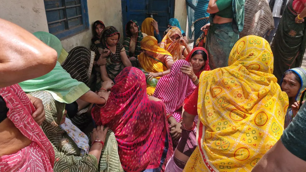 इटावा में दिल दहला देने वाली घटना आई सामने, मासूम बेटे को गोद में लेकर ट्रेन के आगे शिक्षिका ने लगाई छलांग...दोनों की मौत