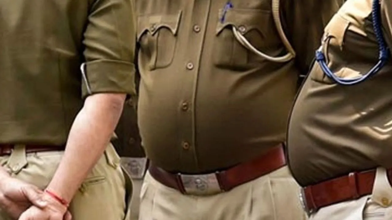 Farrukhabad: अवैध ताड़ी पकड़ने गई पुलिस व आबकारी टीम पर हमला...पथराव कर सरकारी जीप तोड़ी, दो सिपाहियों की फाड़ी वर्दी
