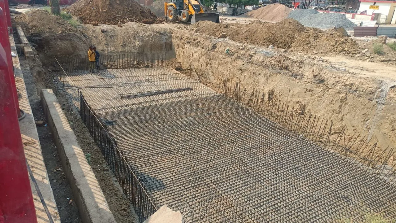 Farrukhabad: अमृत रेलवे स्टेशन फर्रुखाबाद से बन्द ट्रेनों का संचालन शुरू...स्वचलित सीढ़ियों के लिए गड्डा खुदाई का कार्य हुआ पूरा