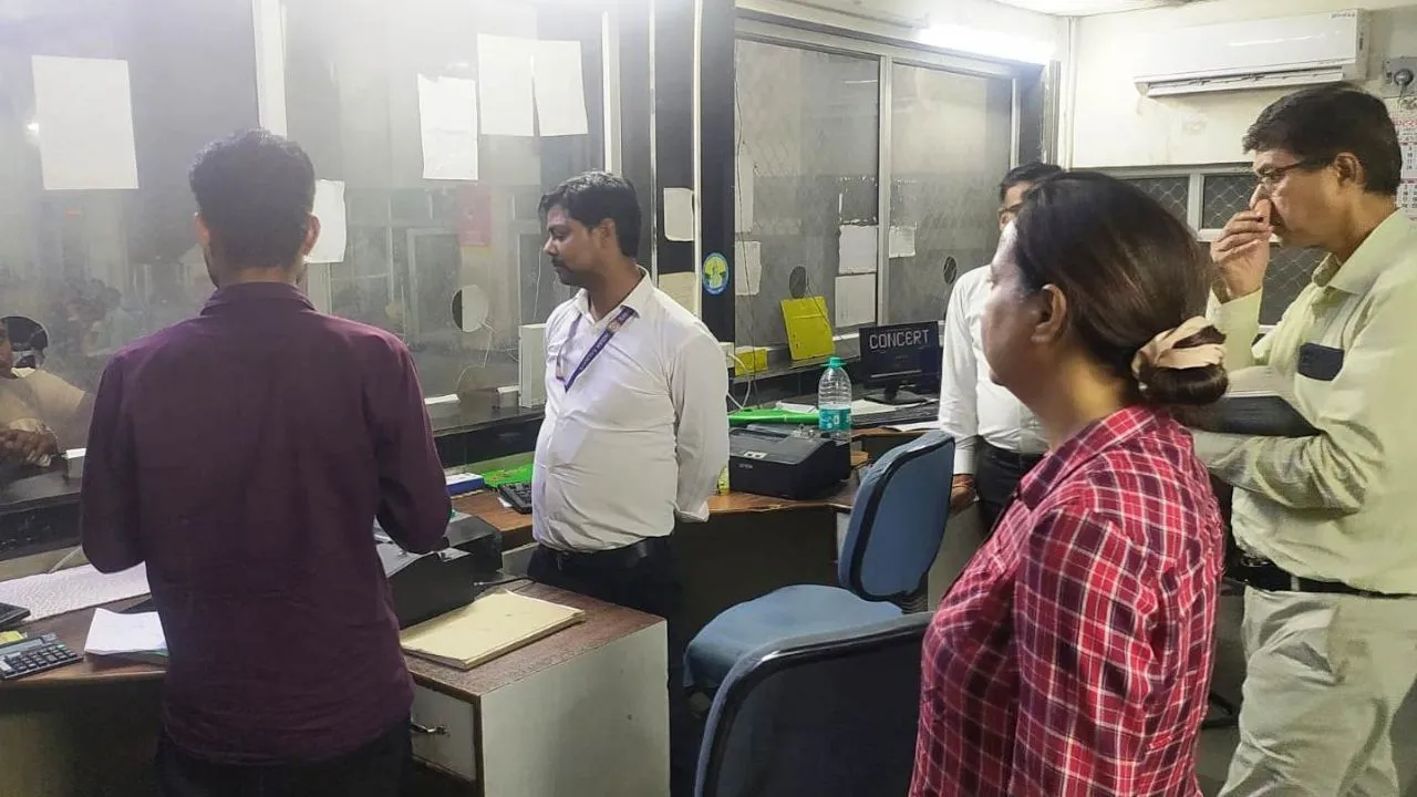 Unnao: वरिष्ठ मंडल वाणिज्य प्रबंधक ने पकड़ी अवैध किचन, निरीक्षक निलंबित...दो अन्य निरीक्षकों को लखनऊ किया तलब