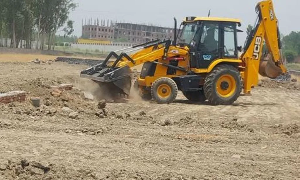 Bareilly News: बड़ा बाईपास पर 78 बीघा में बन रही पांच अवैध कॉलोनियों पर चला बुलडोजर