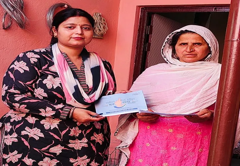 घर घर जाकर मतदाताओं को पर्ची वितरित कर रहीं बीएलओ...कुंदरकी व बिलारी में 7 मई को लोस मतदान 