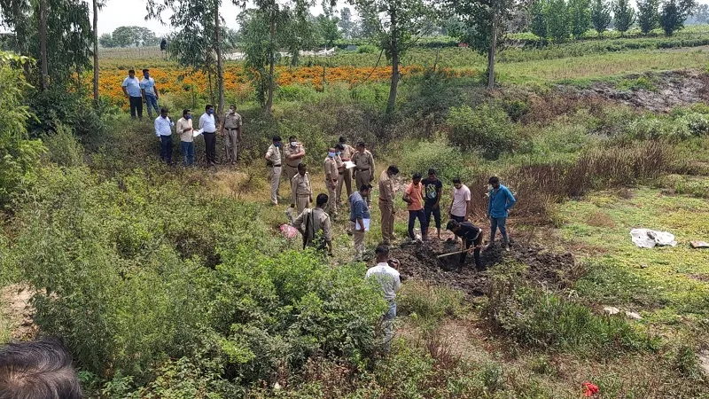 अमरोहा : कड़ी सुरक्षा में कब्र से निकाला माहिर का शव, पोस्टमार्टम के बाद दफनाया