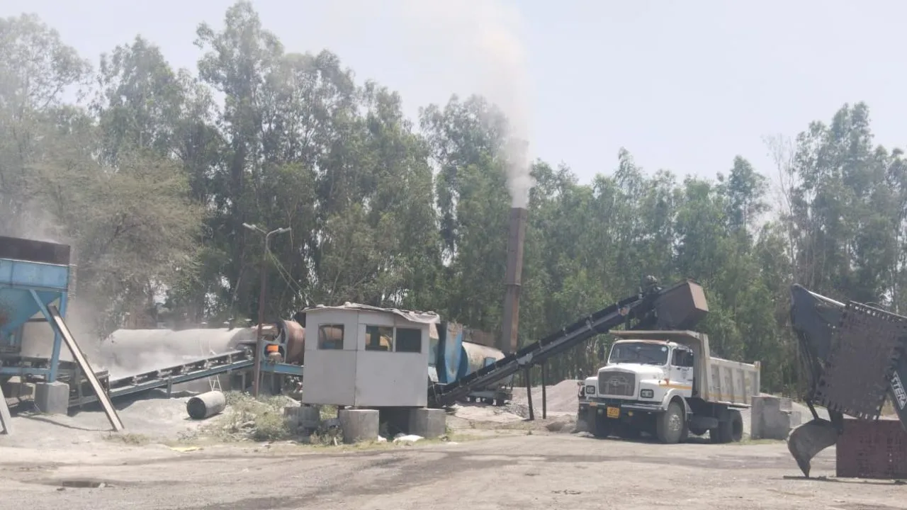Unnao News: PWD के मिक्सर प्लांट से निकल रहा जहरीला धुआं लोगों के लिए बन रहा मुसीबत...दमा के हो रहे मरीज