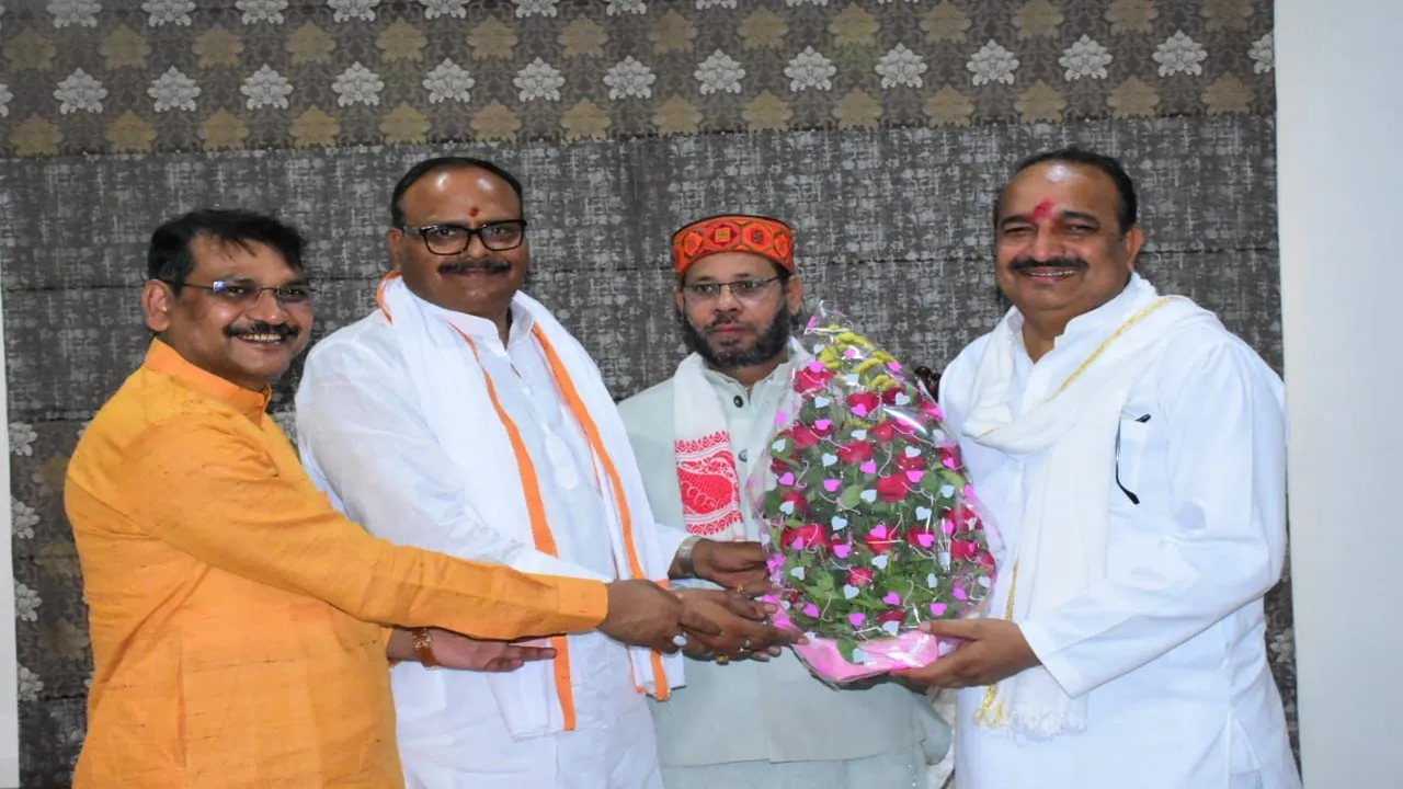 लोकसभा चुनाव 2024: पुराने गिले-शिकवे भुला गले मिले मनोज और दिनेश