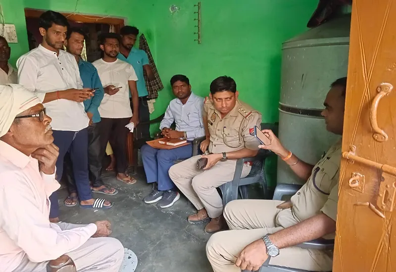 रामपुर : कार्रवाई के आश्वासन पर ग्रामीणों ने पलायन का इरादा टाला, घरों की दीवारों पर चस्पा किए गए पोस्टर भी हटाए 