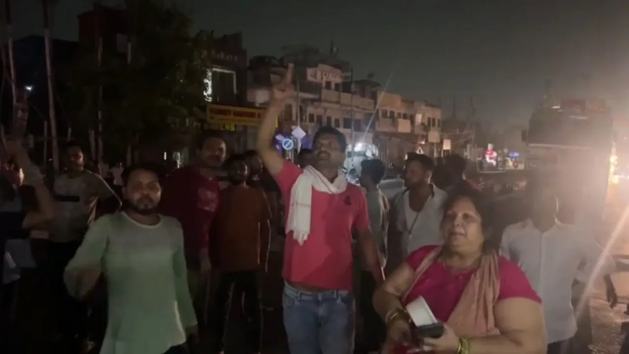 Lucknow: बिजली कटौती से परेशान लोगों का प्रदर्शन, लखनऊ-रायबरेली हाईवे को किया जाम, विद्युत विभाग के खिलाफ की जमकर नारेबाजी
