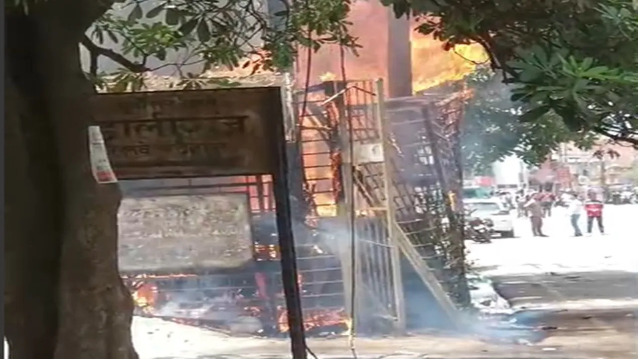 लखनऊ: डालीगंज रेलवे स्टेशन के पास ट्रांसफार्मर में लगी आग, किसी के हताहत होने की सूचना नहीं 