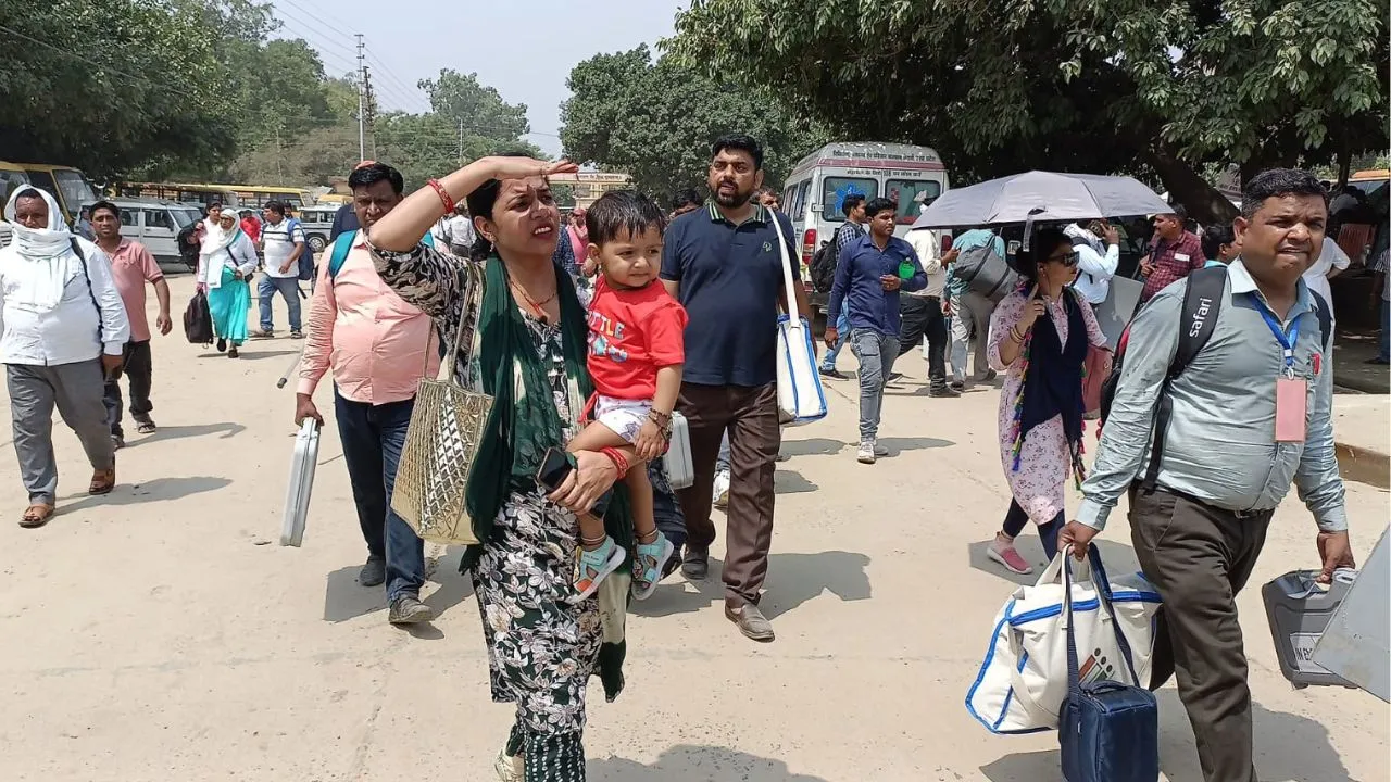 Farrukhabad: मदर्स डे पर चिलचिलाती धूप में कलेजे के टुकड़े के साथ ड्यूटी कर रही शिक्षिका...फूट-फूट कर रोने लगी